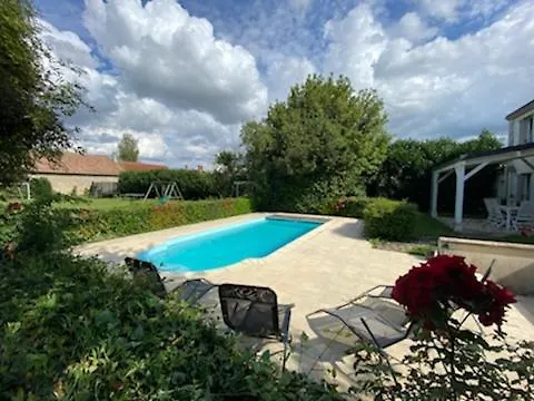 Hébergement de vacances Maison Chaleureuse Avec Piscine Et Aire De Jeux *